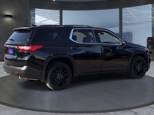 Mosaic Black Metallic 2021 Chevrolet Traverse LT Cloth