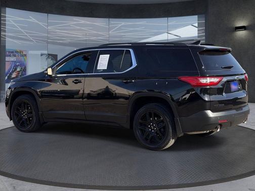 Mosaic Black Metallic 2021 Chevrolet Traverse LT Cloth