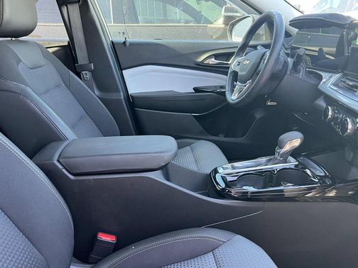 Sterling Gray Metallic 2025 Chevrolet Trax LT