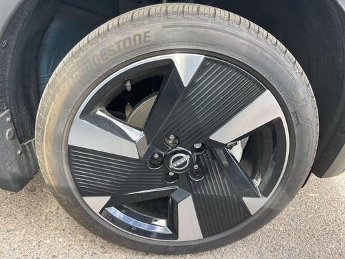 Super Black 2025 Nissan Kicks SR