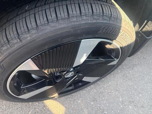 Super Black 2025 Nissan Kicks SR
