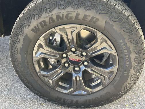 Summit White 2025 GMC Canyon Elevation