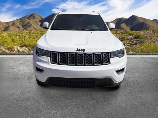 Bright White Clearcoat 2018 Jeep Grand Cherokee Laredo E