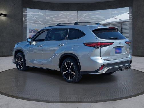 Celestial Silver Metallic 2021 Toyota Highlander XSE