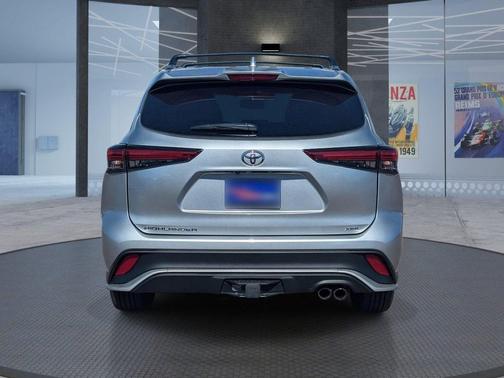 Celestial Silver Metallic 2021 Toyota Highlander XSE