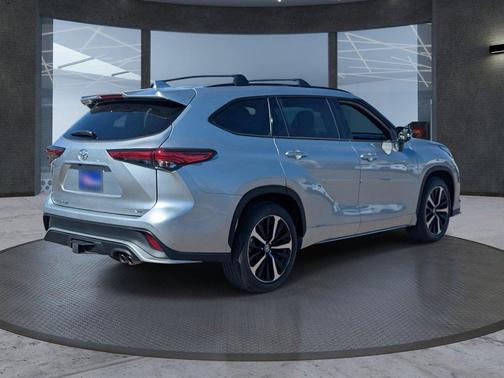 Celestial Silver Metallic 2021 Toyota Highlander XSE