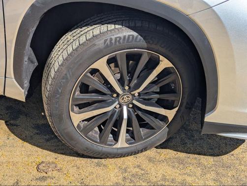 Celestial Silver Metallic 2021 Toyota Highlander XSE