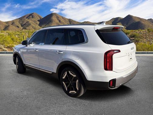 Glacial White Pearl 2025 Kia Telluride S