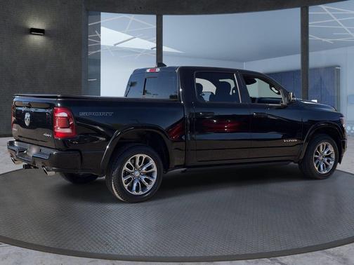 Diamond Black Crystal Pearlcoat 2021 RAM 1500 Laramie