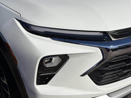 Summit White 2026 Chevrolet Trailblazer LT