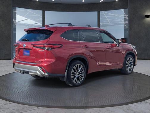 2022 Toyota Highlander Hybrid Platinum