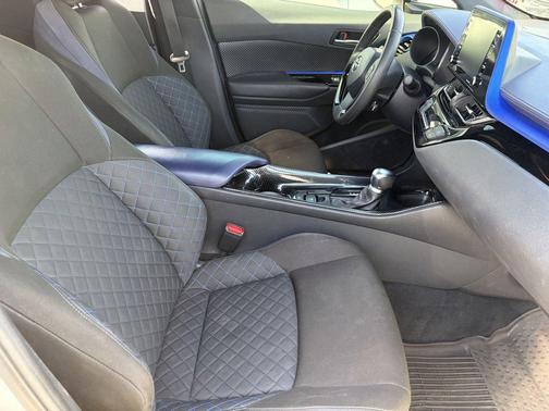 Blizzard Pearl w/Black Roof 2020 Toyota C-HR XLE