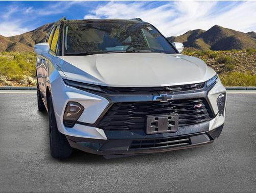 Iridescent Pearl Tricoat 2023 Chevrolet Blazer RS