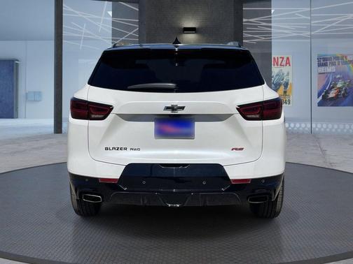 Iridescent Pearl Tricoat 2023 Chevrolet Blazer RS