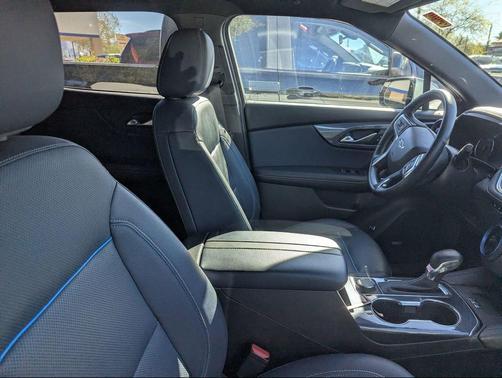 Iridescent Pearl Tricoat 2023 Chevrolet Blazer RS