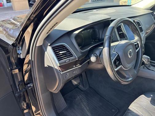 2019 Volvo XC90 T6 Momentum