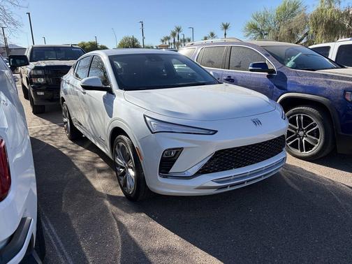 White Frost Tricoat 2025 Buick Envista Avenir FWD