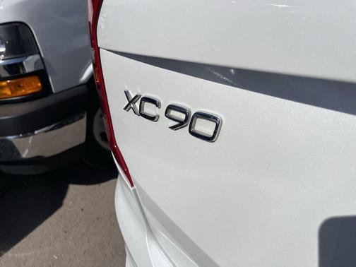 Crystal White Pearl 2016 Volvo XC90 T6 Momentum