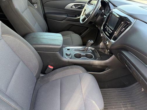 Silver Ice Metallic 2018 Chevrolet Traverse LS