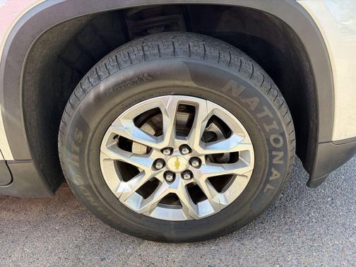 Silver Ice Metallic 2018 Chevrolet Traverse LS