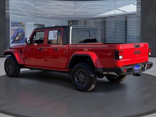 Firecracker Red Clearcoat 2025 Jeep Gladiator Sport S