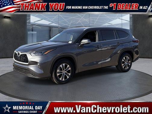 Magnetic Gray Metallic 2025 Toyota Highlander XLE