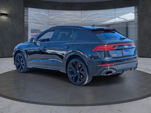 Mythos Black Metallic 2022 Audi RS Q8 4.0T