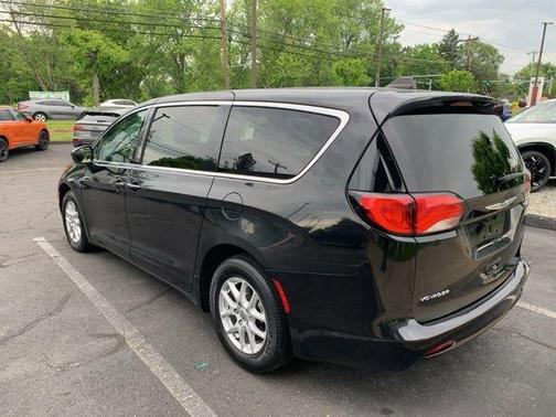 2022 Chrysler Voyager LX