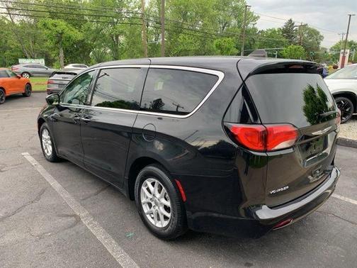 2022 Chrysler Voyager LX
