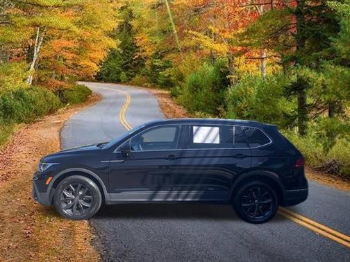 Deep Black Pearl Effect 2024 Volkswagen Tiguan 2.0T SE