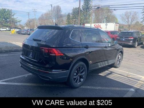 Deep Black Pearl Effect 2022 Volkswagen Tiguan 2.0T SE