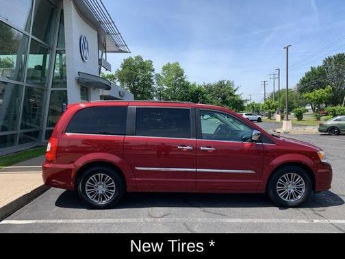 2014 Chrysler Town & Country Touring-L
