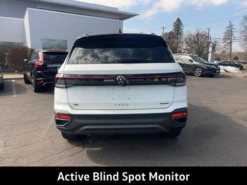 Pure White W/Deep Black Roof 2026 Volkswagen Taos 1.5T SE Black