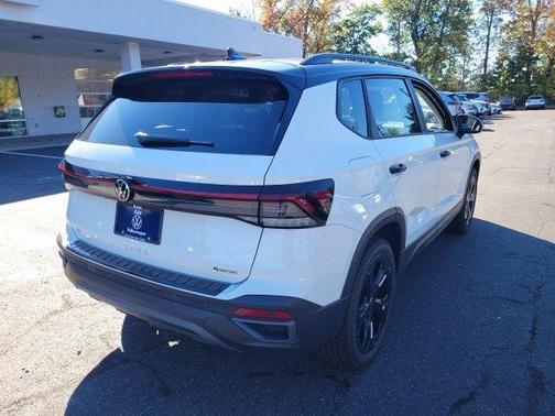 2025 Volkswagen Taos 1.5T SE Black