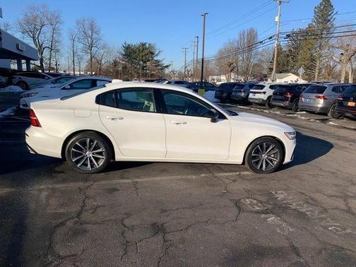 2022 Volvo S60 B5 Momentum