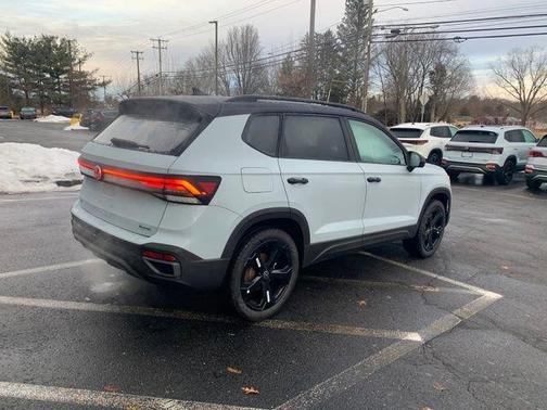 2026 Volkswagen Taos 1.5T SE Black