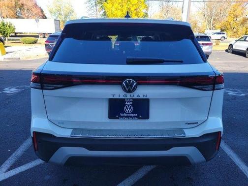 2025 Volkswagen Tiguan 2.0T SE