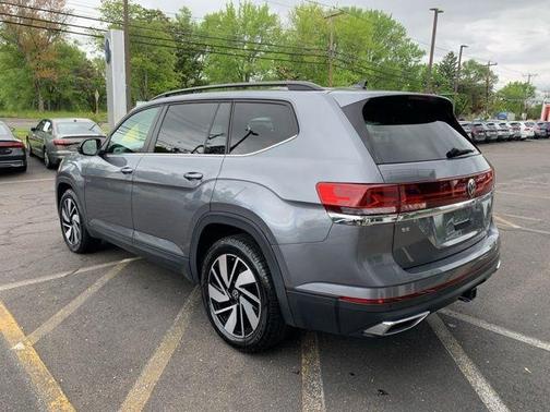 Platinum Gray Metallic 2024 Volkswagen Atlas 2.0T SE w/Technology