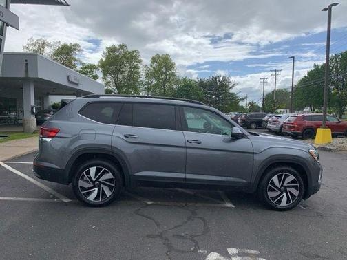 Platinum Gray Metallic 2024 Volkswagen Atlas 2.0T SE w/Technology