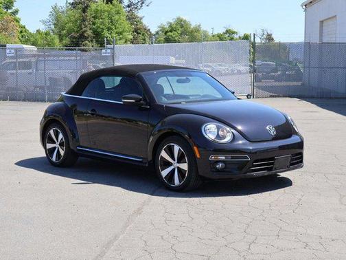 Deep Black Pearl Metallic 2013 Volkswagen Beetle 2.0T
