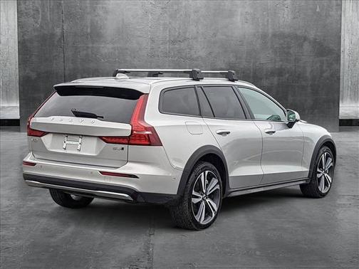 2023 Volvo V60 Cross Country B5 Plus