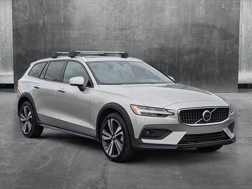 2023 Volvo V60 Cross Country B5 Plus