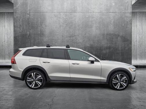 2023 Volvo V60 Cross Country B5 Plus