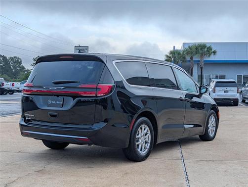 Diamond Black 2027 Chrysler Pacifica SELECT
