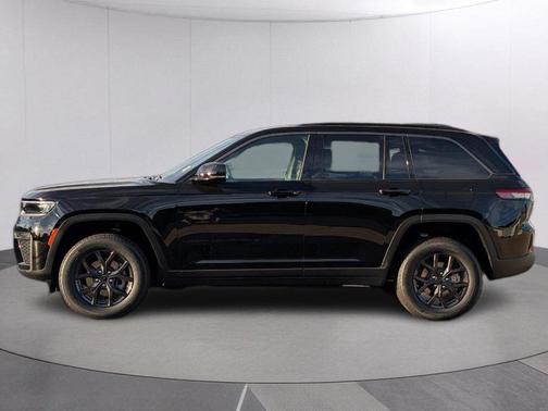Gloss Black 2027 Jeep Grand Cherokee Laredo