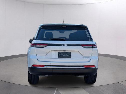 Bright White Clearcoat 2027 Jeep Grand Cherokee Limited