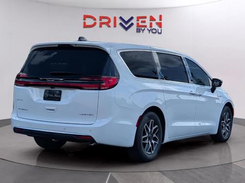 Bright White Clearcoat 2027 Chrysler Pacifica LIMITED