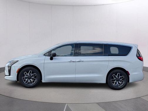 Bright White Clearcoat 2027 Chrysler Pacifica LIMITED