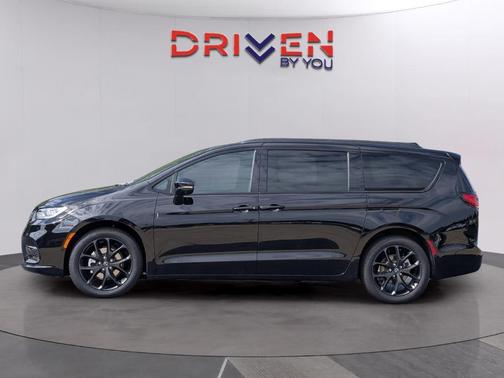 Diamond Black 2026 Chrysler Pacifica Select
