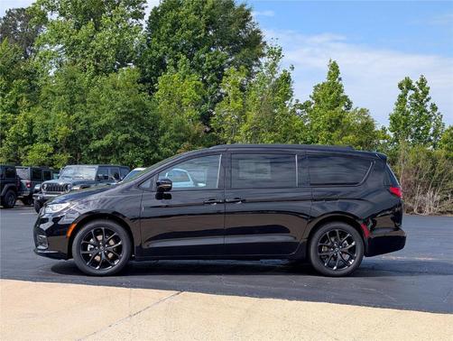 Diamond Black 2026 Chrysler Pacifica Select